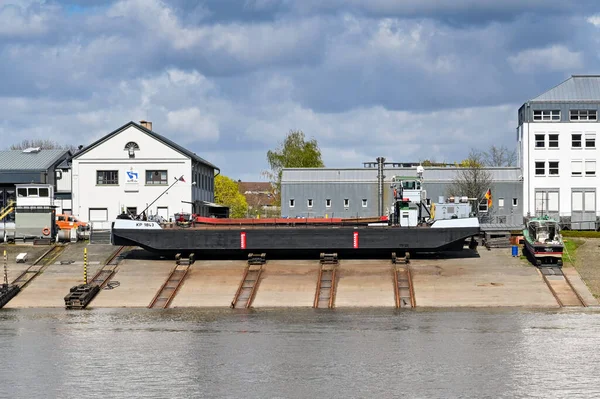 Koblenz, Almanya - Nisan 2022: Moselle Nehri 'nin kıyısından geçen tersane, mavna ve kayma yolu