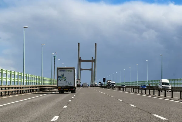 Chepstow, Wales - Nisan 2022: İkinci Severn Geçidi 'nde trafik vardı, şu anda Galler Prensi köprüsü olarak biliniyor.