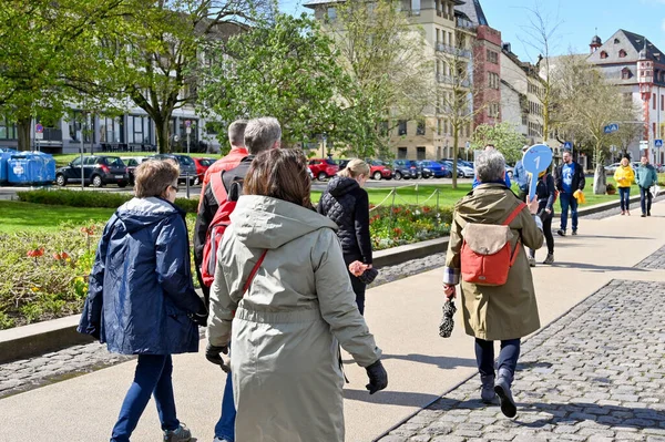 Koblenz, Almanya - Nisan 2022: TUI Nehri Gezileri için bir tabela tutan tur rehberi