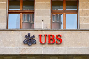 Basel, İsviçre - Nisan 2022: Şehir merkezindeki UBS Bank 'ın bir şubesinin girişinin üstünü imzalayın