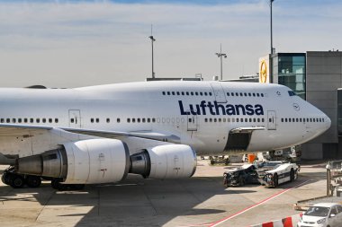 Frankfurt, Almanya - Nisan 2022: Alman havayolu Lufthansa tarafından işletilen Boeing 747 uzun mesafe jeti Franfurt havaalanı terminaline park etti