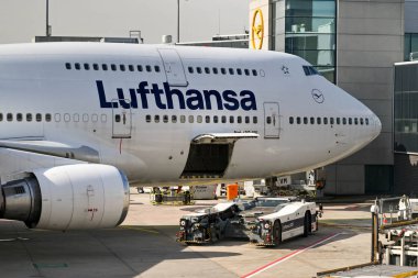 Frankfurt, Almanya - Nisan 2022: Alman havayolu Lufthansa tarafından işletilen bir Boeing 747 uzun mesafeli jetin Franfurt havaalanı terminalinde park edilmiş görüntüsü