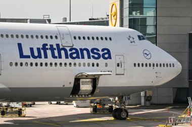 Frankfurt, Almanya - Nisan 2022: Lufthansa Boeing 747 uçağının önünü kapatın. Kargo kapısının kenarında bir hava nakliye konteynırı var.