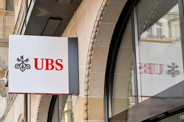 Basel, İsviçre - Nisan 2022: Şehir merkezindeki UBS Bank 'ın bir şubesinin girişinin üstünü imzalayın