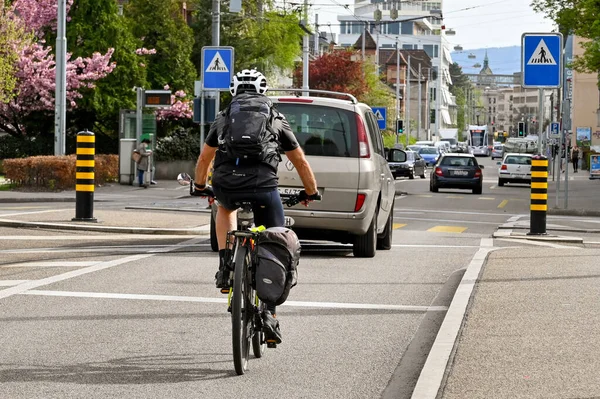 스위스 2022 직장에서 자전거를 퇴근하는 중심부의 거리에서 뒤에서 집으로 돌아오는 — 스톡 사진