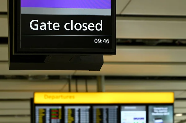 Electronic Display Airport Terminal Showing Passengers Gate Borading Plane Has — Stock Photo, Image