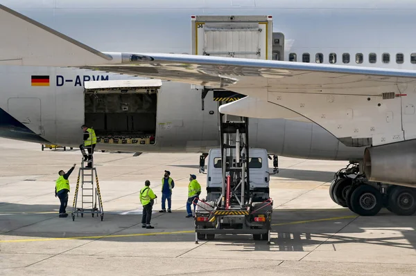 德国法兰克福 2022年4月 机场工作人员检查汉莎航空公司波音747客机货舱 — 图库照片