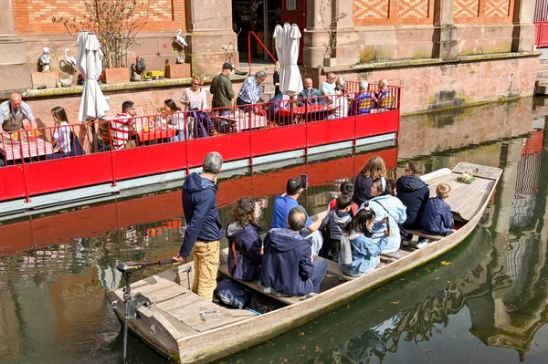 Colmar Francja Kwiecień 2022 Turyści Małej Łódce Kanale Mijającym Ludzi — Zdjęcie stockowe
