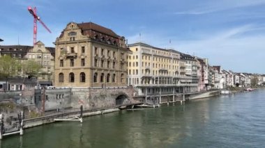 Basel, İsviçre Nisan 2022: Ren Nehri ve Basel 'deki liman binaları, soldan sağa dönüyor