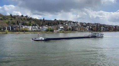 Koblenz, Almanya Nisan 2022: Moselle Nehri üzerinde çakıl taşıyan sanayi mavnası. Kaydırma kapakları malzemelerin ıslanmasını engeller.