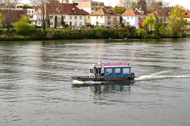 Basel, İsviçre - Nisan 2022: Ren nehri üzerinde küçük su taksisi