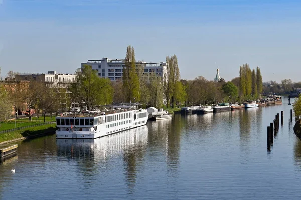 Strasbourg, Fransa - Nisan 2022: Nehir yolcu gemisi şehir merkezine yakın bir kanala demirledi