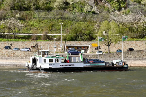 Boppard, Almanya - Nisan 2022: Boppard 'da küçük bir feribot yükleniyor, bu feribot yayaları ve arabaları Ren Nehri' nden geçirip diğer taraftaki kasabaya götürüyor..
