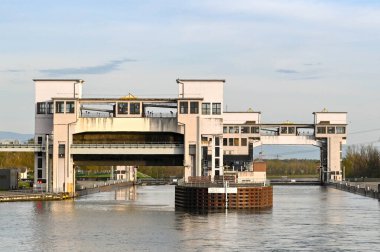 Ren Nehri, Almanya - Nisan 2002: Ren Nehri 'ndeki Grand Canal d' Alsace kanalı üzerindeki bir kilidin kapıları için kontrol binası ve kaldırma ekipmanları. Sabahın erken saatlerinde.