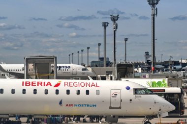 Frankfurt, Almanya - Nisan 2022: Iberia Bölgesel Bombardıman uçağı CRJ 1000. Servis Air Nostrum tarafından işletilir..