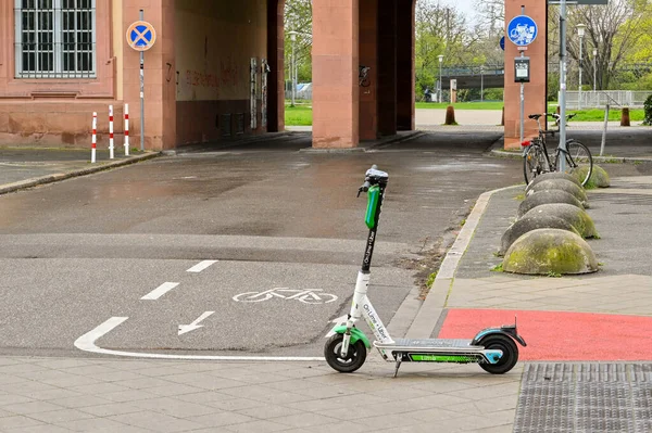 Mannheim Alemania Abril 2022 Scooter Eléctrico Izquierda Pavimento Una Calle — Foto de Stock