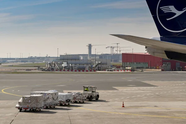 Φρανκφούρτη Γερμανία Απρίλιος 2022 Μικρό Τρακτέρ Συρμό Παλετών Αεροπορικών Εμπορευματικών — Φωτογραφία Αρχείου