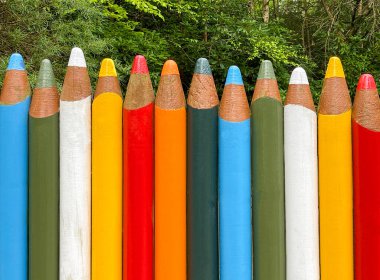 Tahta direkler renkli kalemler gibi görünüp boyanmışlar. Kimse yok..