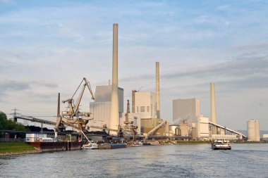 Mannheim, Almanya - Nisan 2022: Alacakaranlıkta Ren Nehri üzerindeki büyük elektrik santrali. Fabrika CKM tarafından işletiliyor..