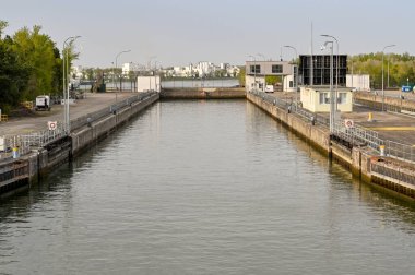 Marckolsheim, Almanya - Nisan 2022: Ren Nehri 'ndeki Marckolsheim' in kilitlerinden birine giren bir nehir yolcu gemisinin ön tarafından bakın