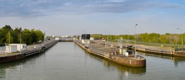 Marckolsheim, Almanya - Nisan 2022: Ren Nehri üzerindeki Marckolsheim 'deki kilitlerin panoramik görünümü