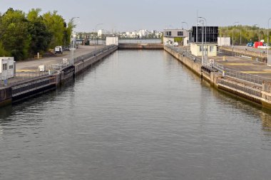 Marckolsheim, Almanya - Nisan 2022: Ren Nehri 'ndeki Marckolsheim' in kilitlerinden birine giren bir nehir yolcu gemisinin ön tarafından bakın