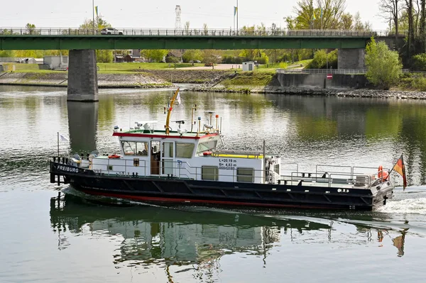 2022年4月 ドイツ ブリサッチのライン川を航行中の哨戒艇 — ストック写真