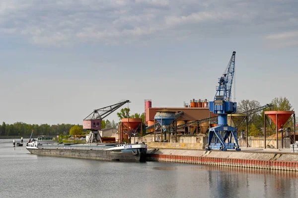 2022年4月 ドイツ ブリーシュ近郊のライン川の工業用水路に沿って係留された産業用バージ — ストック写真