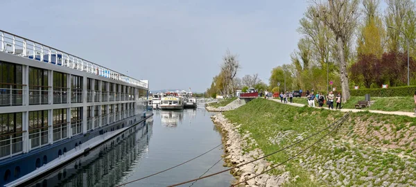 Breisach Germany April 2022 Panoramic View Tourists Walking Footpath Breisach — Stockfoto