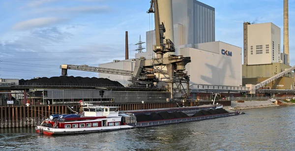 Mannheim Germany April 2022 Crane Unloading Coal Industrial Barge Power — Stock Photo, Image