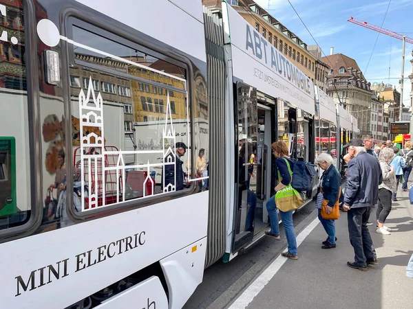 Basel Switzerland April 2022 People Getting Electric Tram Stop City — Stock Photo, Image