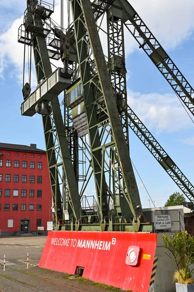 德国曼海姆 2022年4月 欢迎来到曼海姆市中心附近莱茵河畔码头的一个保存完好的重型工业起重机下面的标志 — 图库照片