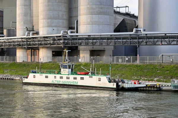 德国曼海姆 2022年4月 在莱茵河畔的大型电站之间运送汽车和乘客的小渡船 — 图库照片