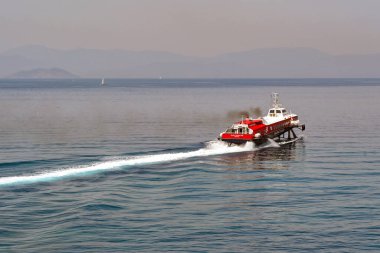 Aegina, Yunanistan, - Mayıs 2022: Hızlı hidrofolyo feribotu bacalarından çıkan kalın siyah dumanla hızlanıyor.