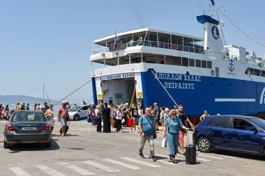 Aegina, Yunanistan, - Mayıs 2022: Atina 'dan Aegina adasına gelen insanlar feribottan iniyor