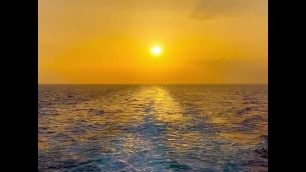 Západ Slunce Přímo Linii Brázdou Výletní Lodi Plující Oceánu Žádní — Stock video
