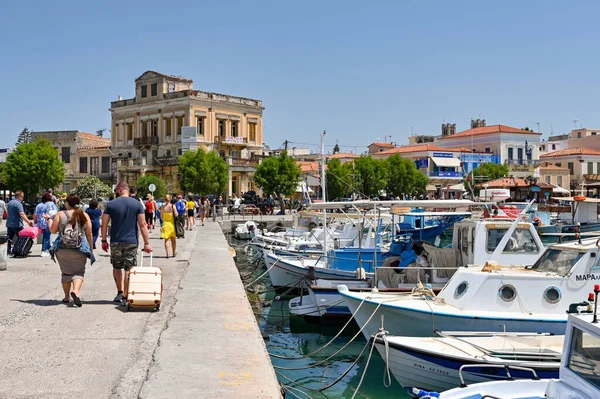 Egina Grecia Mayo 2022 Gente Que Camina Junto Pequeños Barcos — Foto de Stock