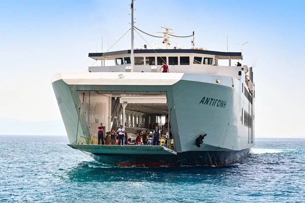 Aegina Grécia Maio 2022 Passageiros Rampa Dianteira Ferry Boat Carro — Fotografia de Stock