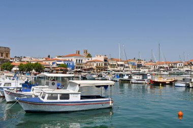 Aegina, Yunanistan, - Mayıs 2022: Aegina adasındaki limanda demirlemiş küçük balıkçı tekneleri