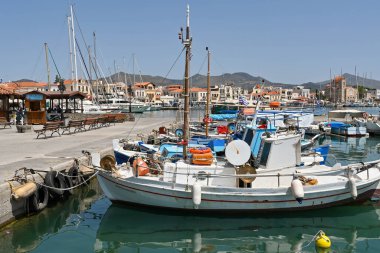 Aegina, Yunanistan, - Mayıs 2022: Aegina adasındaki limanda demirlemiş küçük balıkçı tekneleri