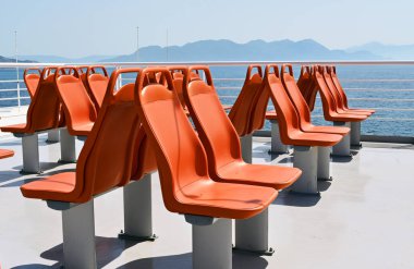 Feribotun üst güvertesinde boş koltuklar. Kimse yok..