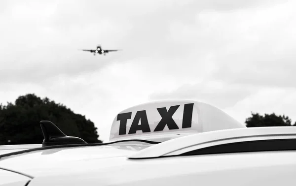 Närbild Skylten Toppen Taxi Flygplats Med Ett Plan Närmar Sig — Stockfoto