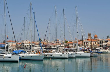 Aegina, Yunanistan, - Mayıs 2022: Şehrin limanına demirlemiş yelkenli yatlar