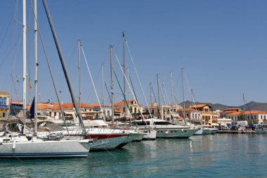 Aegina, Yunanistan, - Mayıs 2022: Şehrin limanına demirlemiş yelkenli yatlar