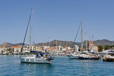 Aegina, Yunanistan - Mayıs 2022: Yat kentin limanına vardı