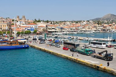 Aegina, Yunanistan, - Mayıs 2022: Limanda feribota binmek için kuyruğa giren arabalar, kamyonlar ve otobüsler