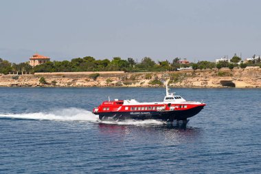 Aegina, Yunanistan, - Mayıs 2022: Atina 'dan adaya hızlı hidrofolyo feribotu geliyor
