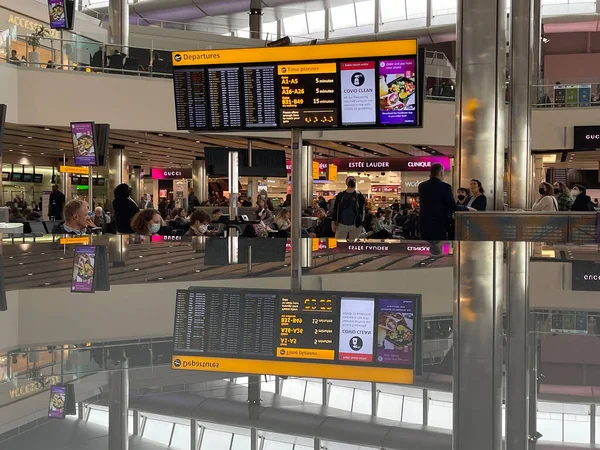 Londres Inglaterra Abril 2022 Placa Exibição Partidas Eletrônicas Terminal Aeroporto — Fotografia de Stock