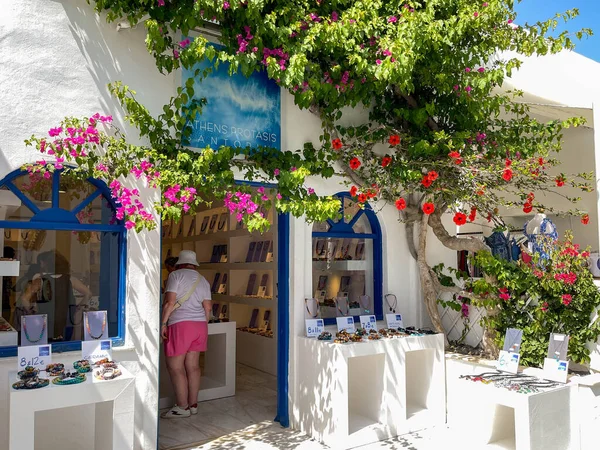 Oia, Santorini, Yunanistan - Haziran 2022: Oia kasabasındaki küçük dükkanlardan birine giriş.