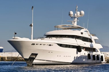 Mykonos, Yunanistan - Haziran 2022: Lüks süper yat Vertigo Mykonos kasabasının limanına demirledi.